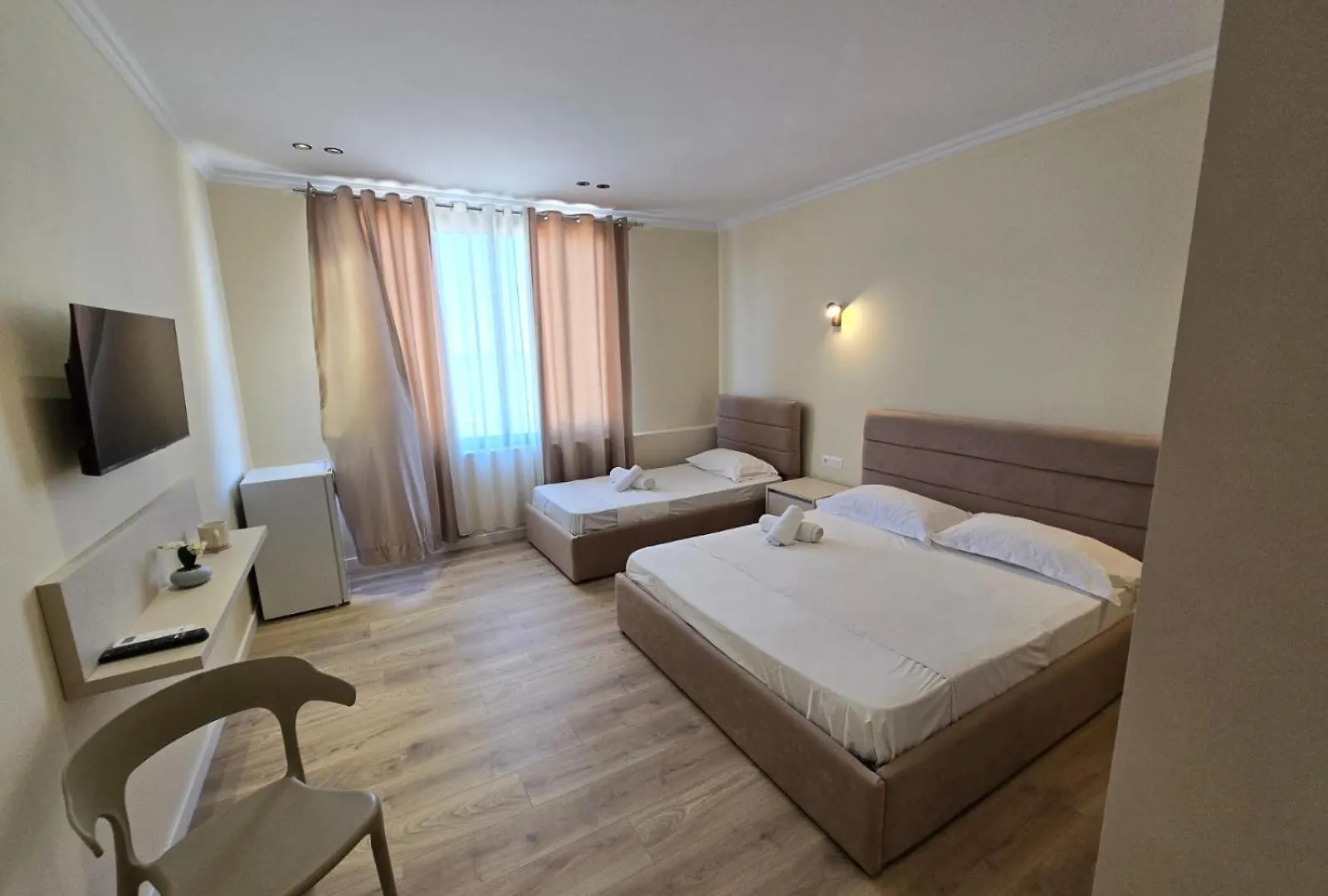 Okej Hotel Golem  Albanien